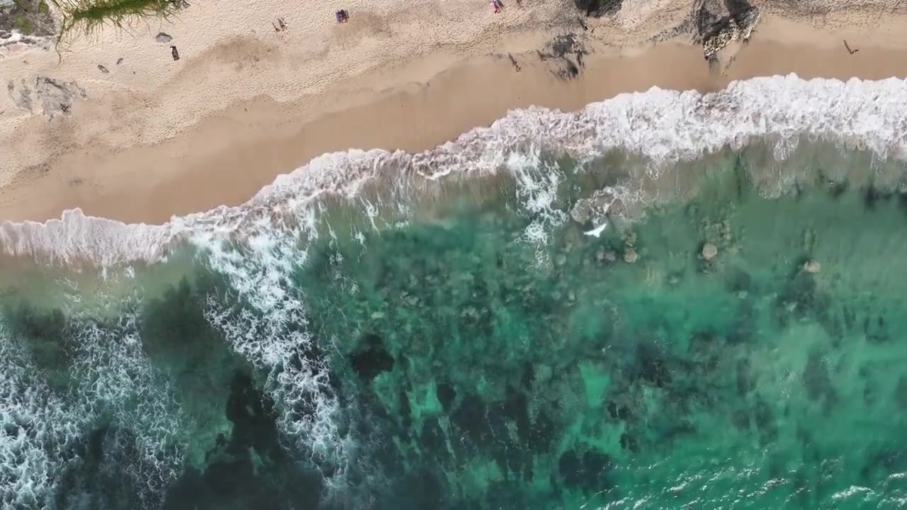 印度尼西亚巴厘岛空中俯拍绿松石大海和沙滩视频下载