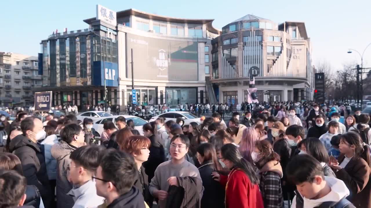 城市湖滨商业街人群人来人往视频下载