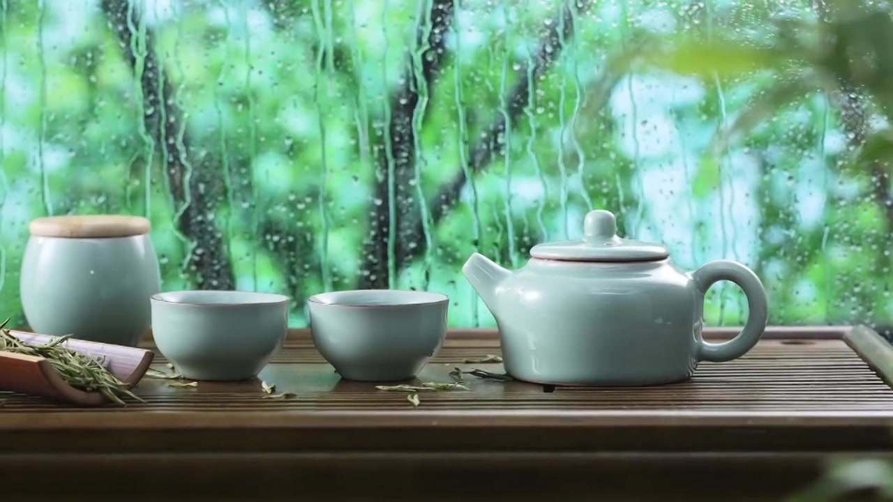 下雨天临窗精美的茶具视频下载