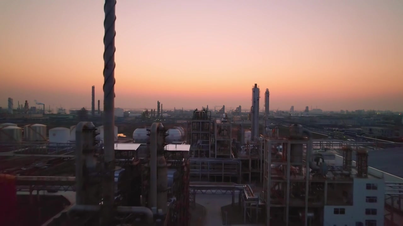 航拍日落市郊化工业炼油厂设施视频下载