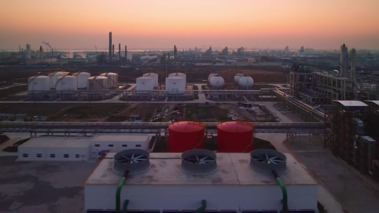 航拍日落市郊化工业炼油厂设施视频下载