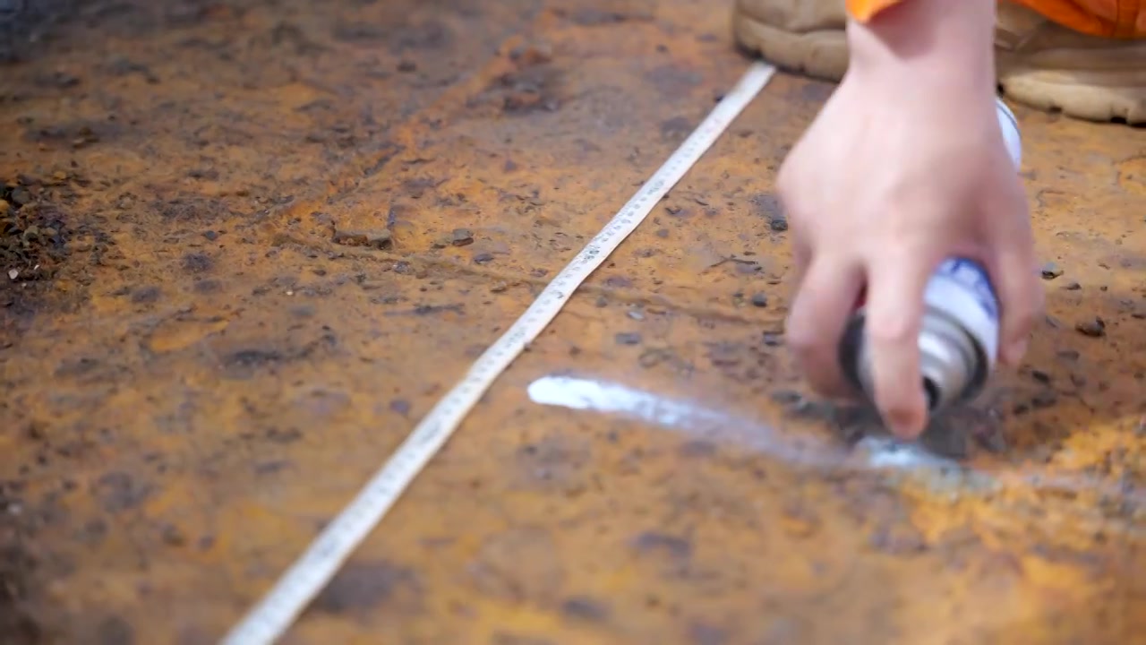 在生锈的钢板上喷漆做标记视频下载