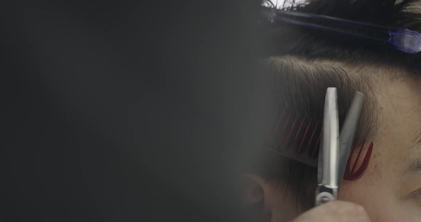 【8K正版素材】都市生活理发馆男生剪发视频下载