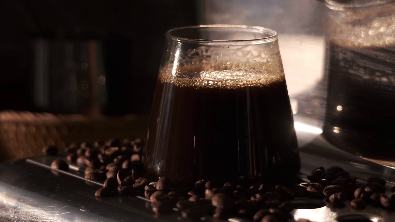 新鲜出炉的热咖啡热气氤氲咖啡机咖啡豆视频下载
