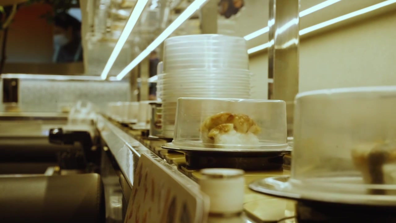 美食日料回转寿司海鲜料理转盘上的寿司视频下载