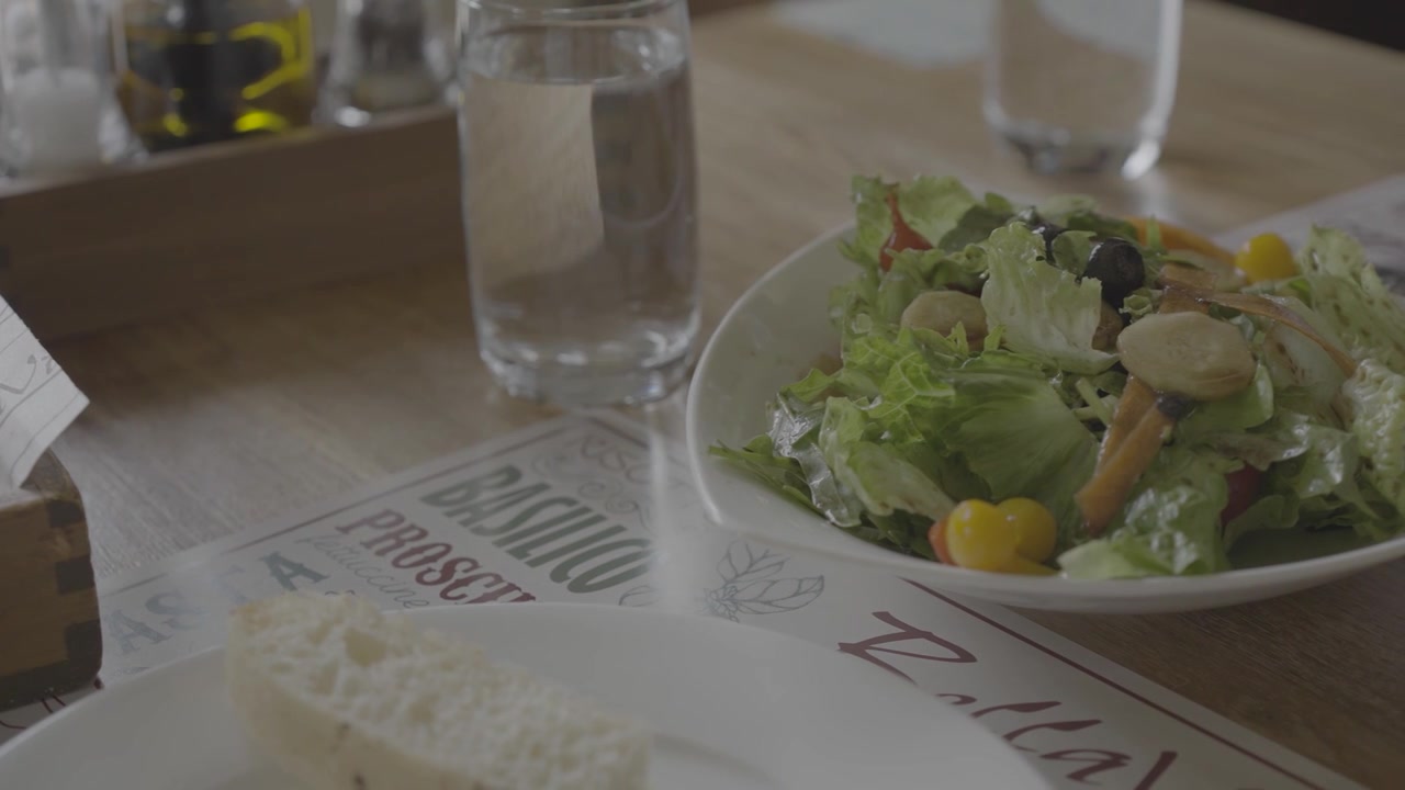 意大利美食凯撒沙拉意大利菜意餐唯美慢镜视频下载