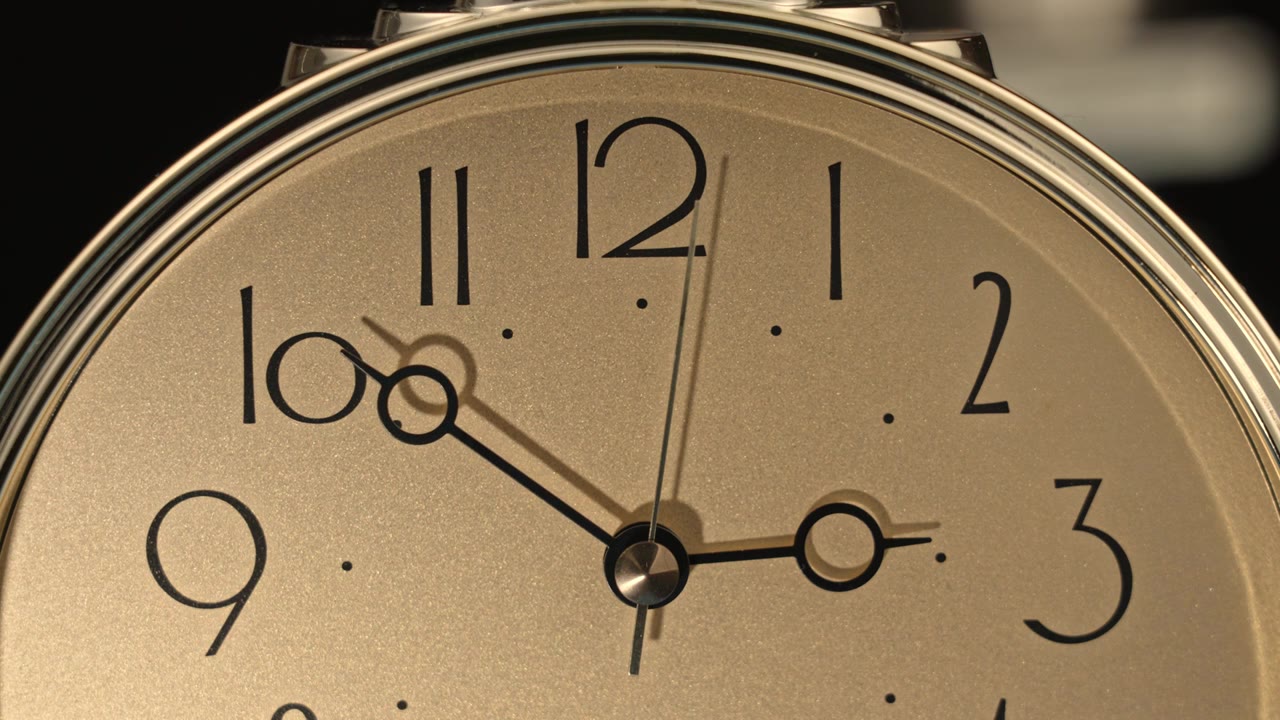 金色钟表时间的光线光影变化视频下载