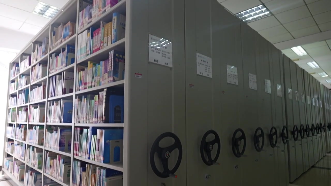 大学图书室厚重的档案室大门视频下载