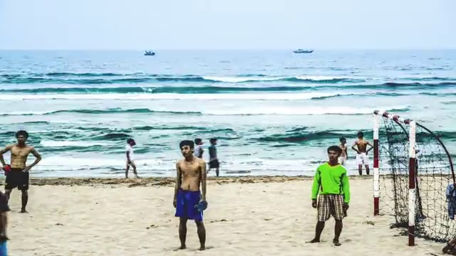 越南岘港海边的人们视频下载