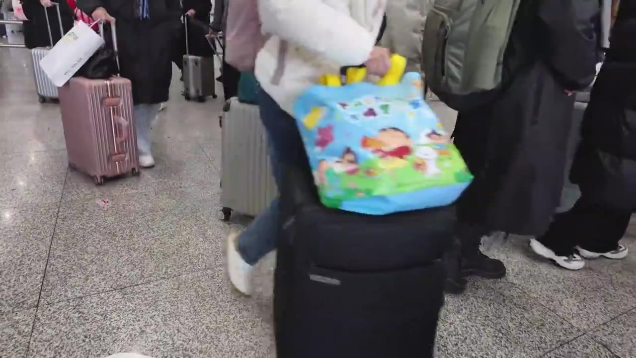 拖着行李箱的旅客走向火车站候车厅视频下载
