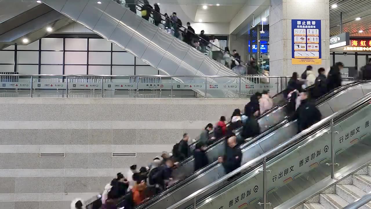 乘着自动扶梯正在进站的旅客视频下载