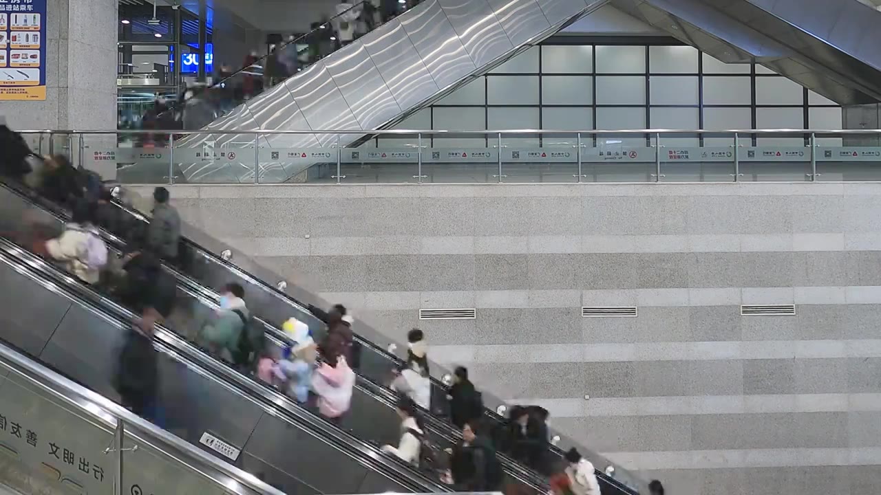 乘着自动扶梯正在进站的旅客视频下载
