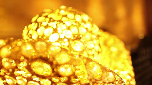 金色旋转球形装饰灯视频下载
