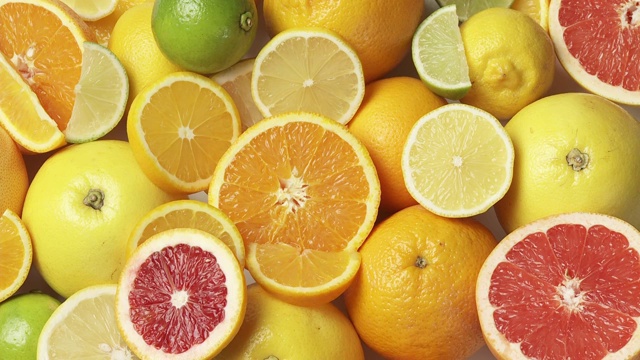 将果汁倒在柑橘类水果上视频素材