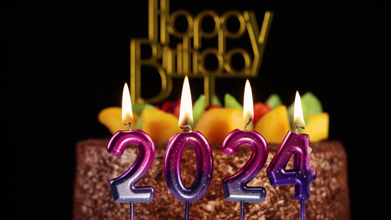 数字“2024”蜡烛和生日蛋糕视频下载