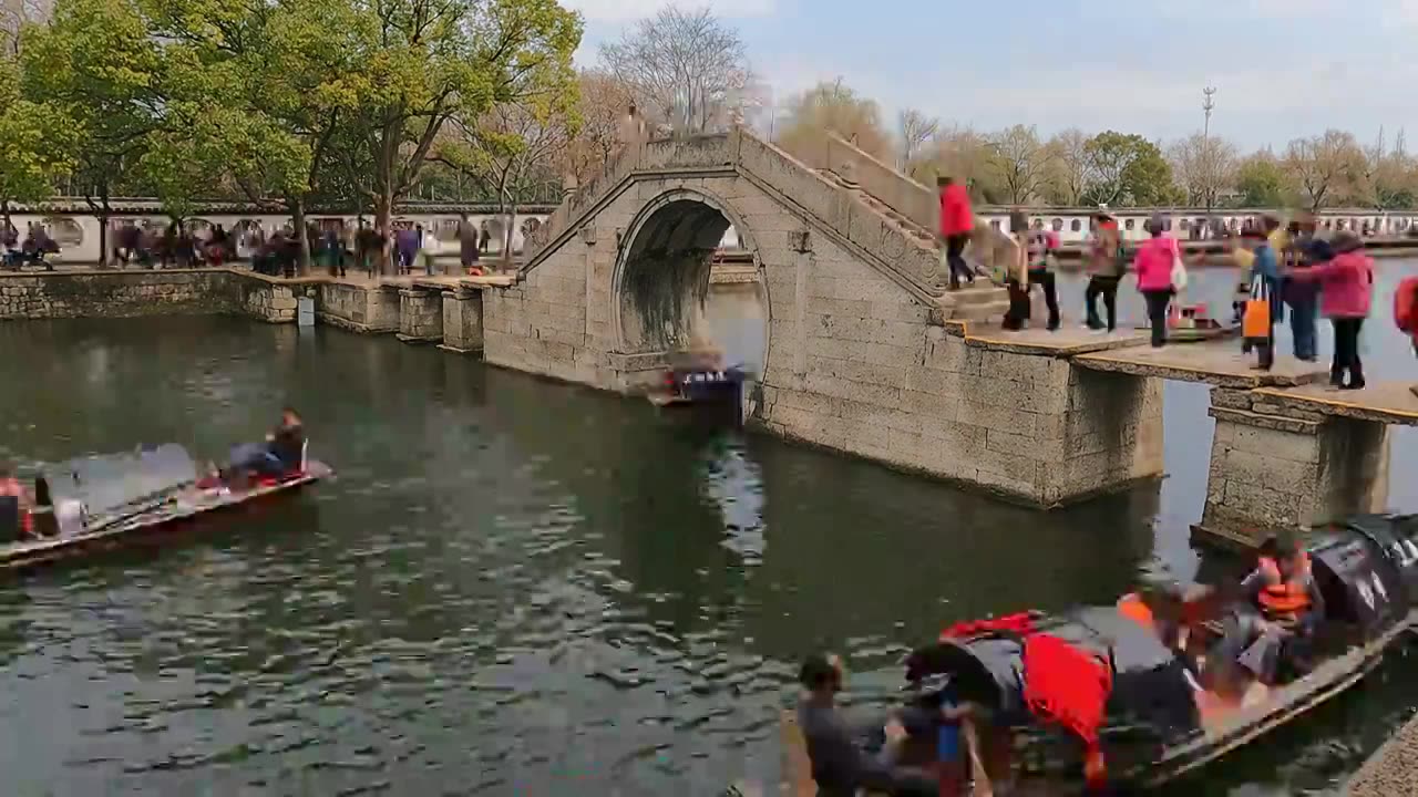 乌篷船和石拱桥上的游客游览绍兴东湖风景区视频下载