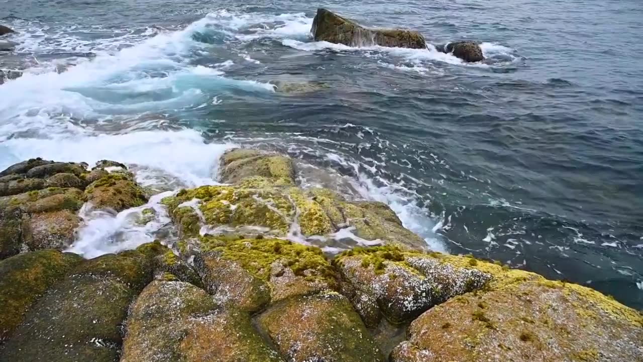 大海海浪浪花拍打礁石升格视频素材