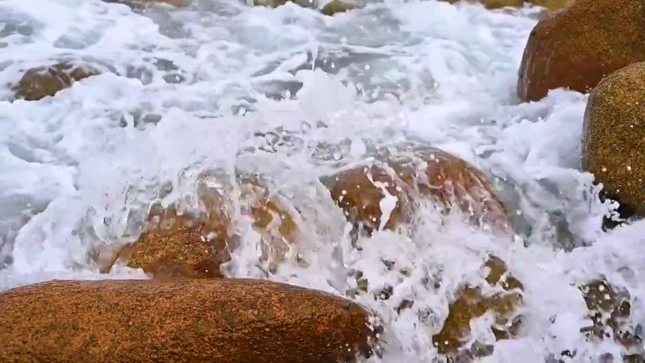 大海海浪浪花拍打礁石升格视频素材
