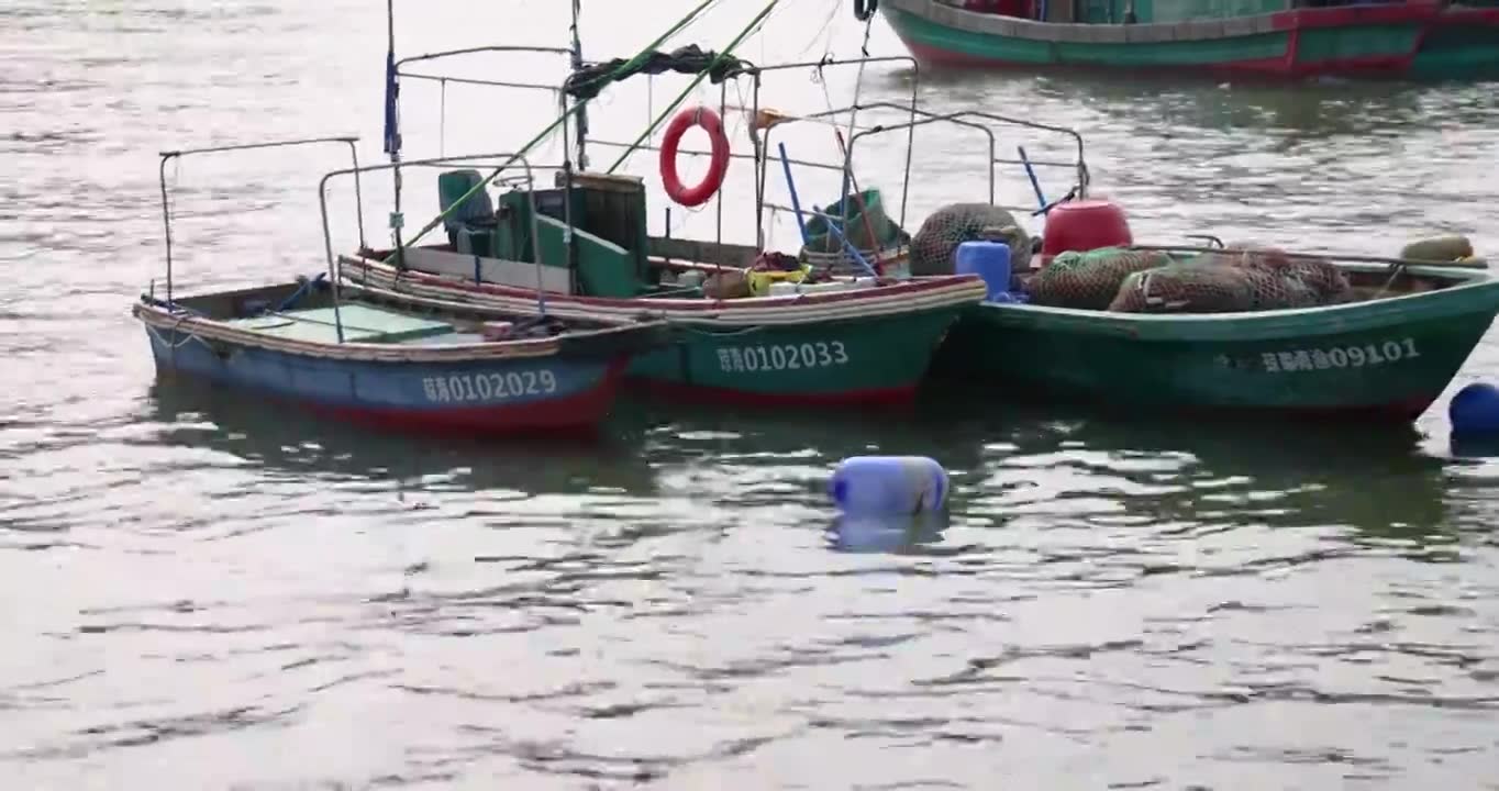 停靠在海南琼海潭门中心渔港的渔船视频素材
