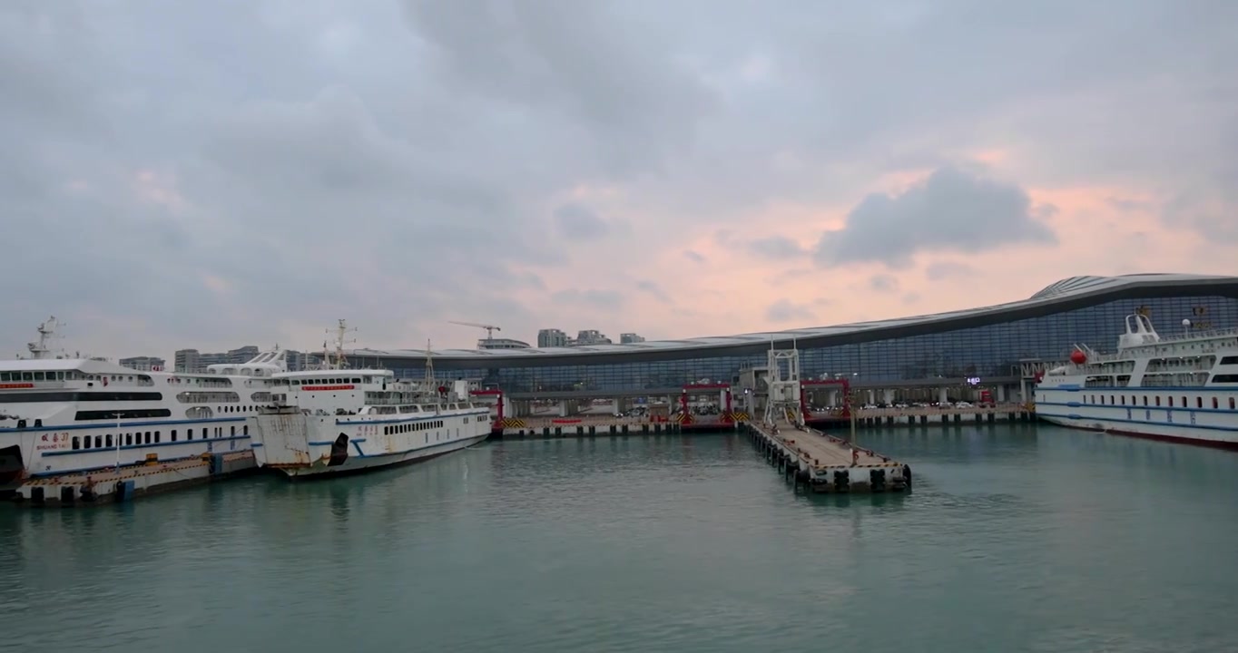 早上七点的海南海口新海港码头视频素材
