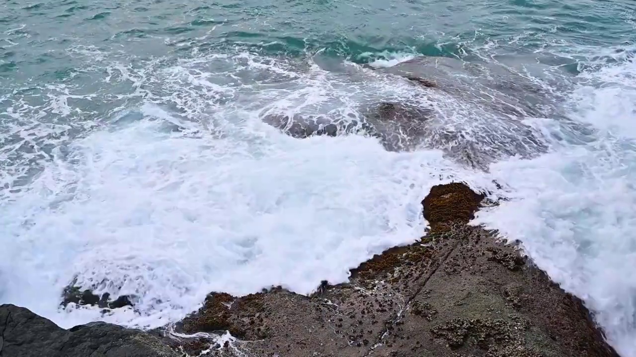 早晨大海海浪浪花拍打礁石升格慢动作视频素材