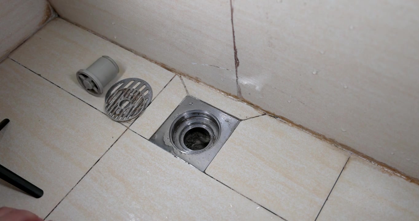 浴室下水道管道疏通：打开地漏放入疏通弹簧视频下载