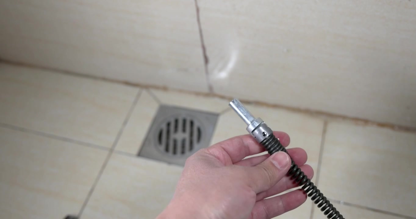 浴室下水道管道疏通：疏通弹簧上的电钻连接杆视频下载
