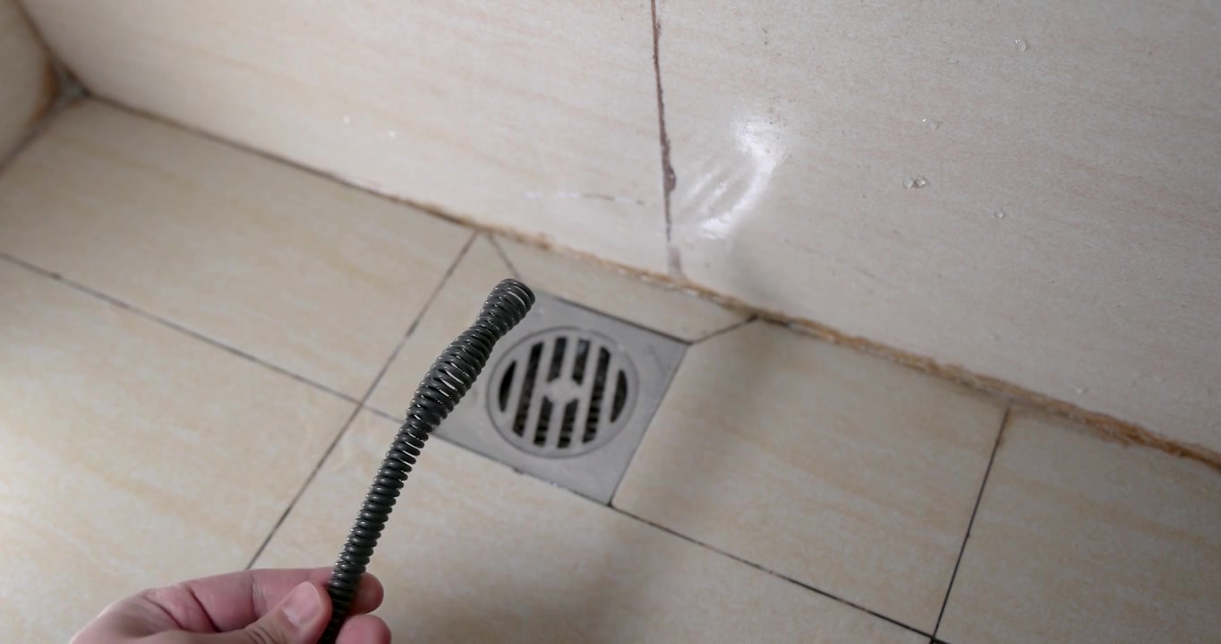 浴室下水道管道疏通：疏通弹簧的刀头部分视频下载