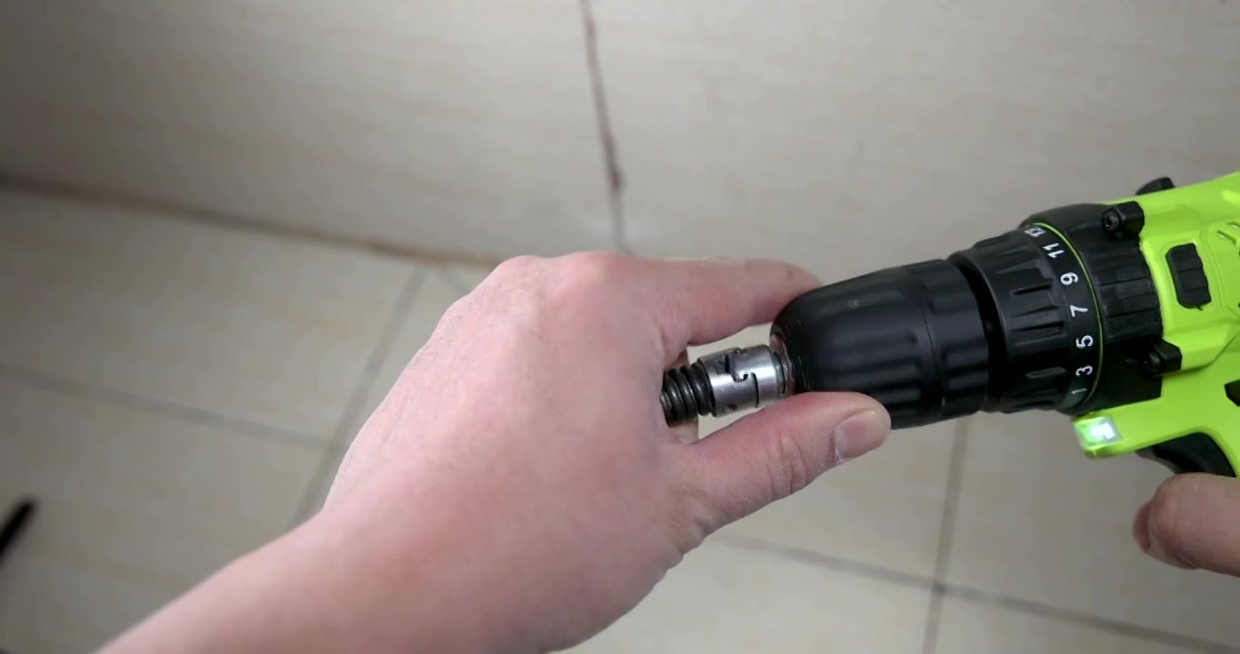 浴室下水道管道疏通：疏通弹簧与手电钻装配连接视频下载