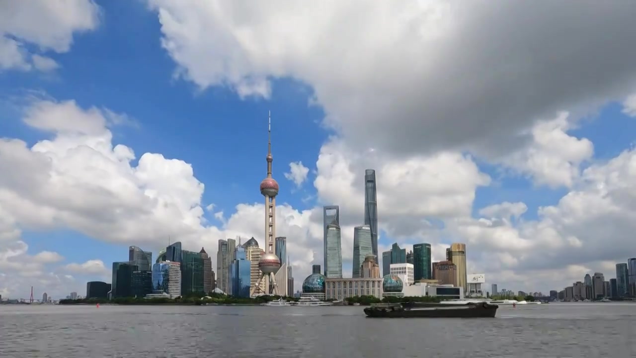 上海外滩陆家嘴建筑群和流动的云朵视频下载