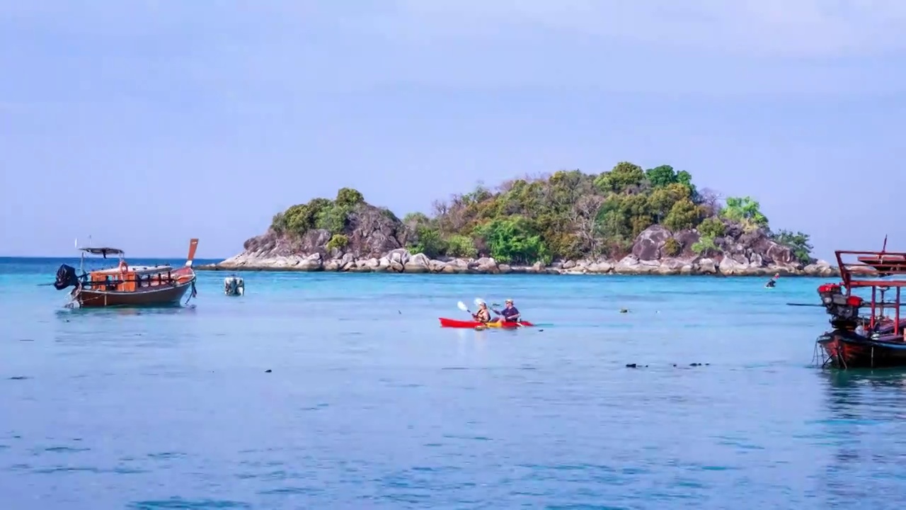 泰国丽贝岛-海滩风光与划船休闲视频素材
