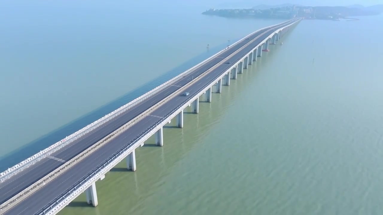 苏州吴中西山太湖大桥清晨薄雾风景航拍视频下载