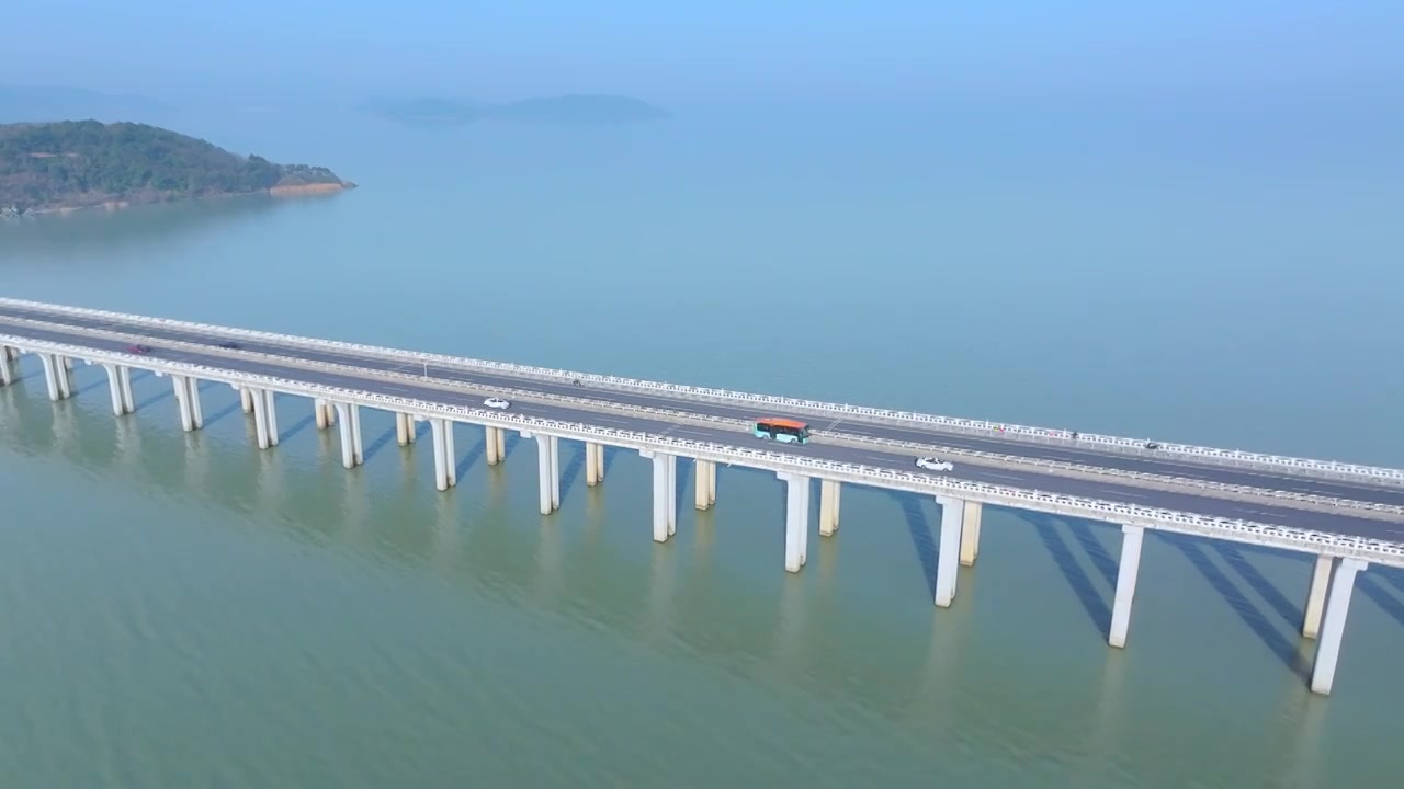 苏州吴中西山太湖大桥清晨薄雾风景航拍视频下载