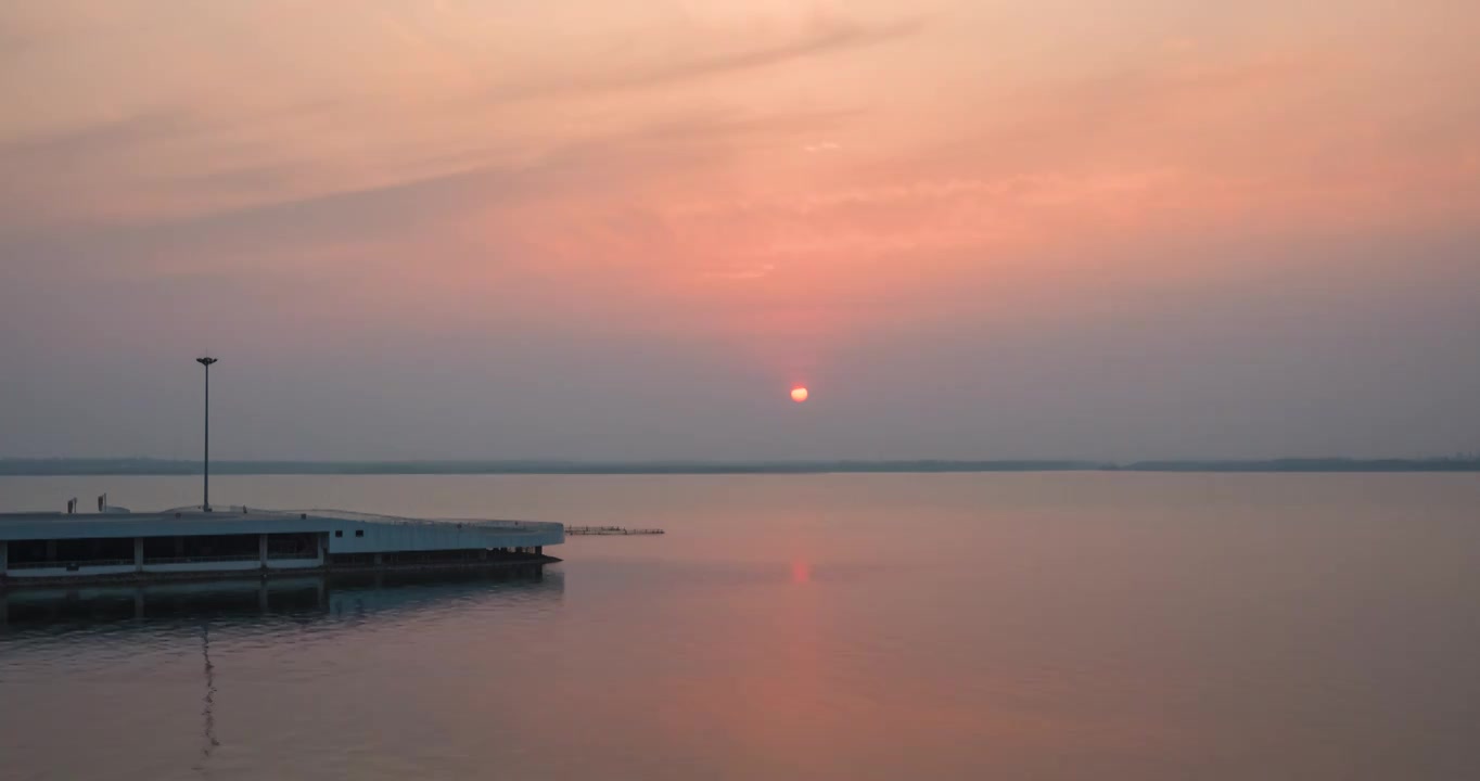 傍晚湖边的日落视频下载