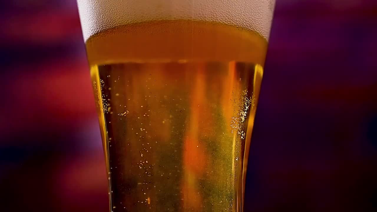 倒入杯中的啤酒合集视频下载