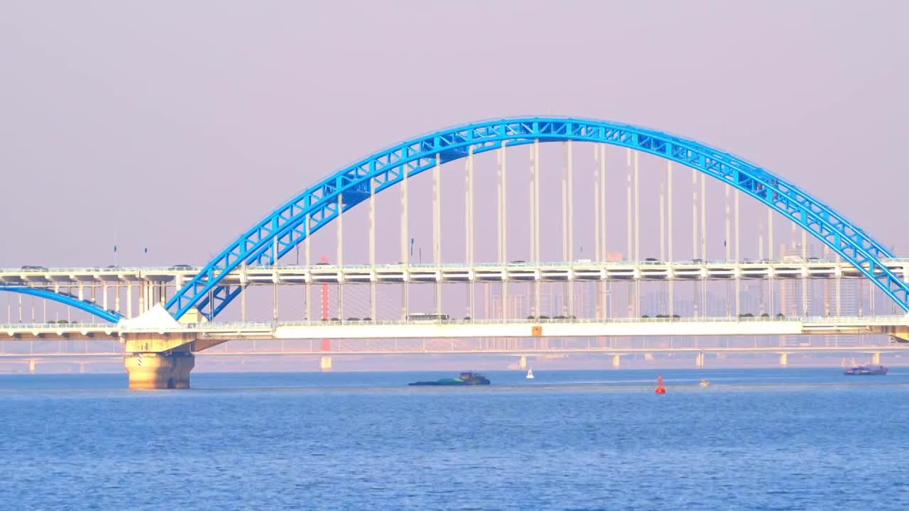 【合集】钱塘江上的杭州复兴大桥与城市建筑风光视频下载