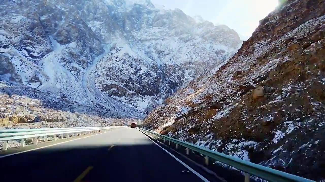 POV汽车在中国新疆喀什地区帕米尔高原G314国道喀喇昆仑公路公格尔山段行驶视频素材