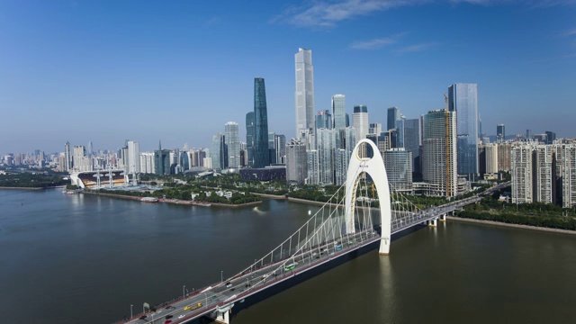 广州珠江新城CBD蓝天白云与猎德桥车流视频素材