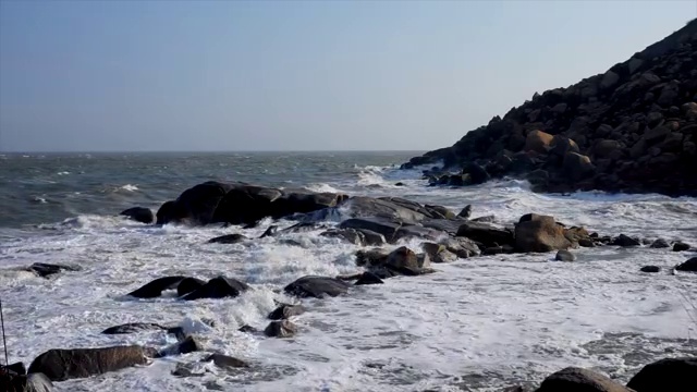 海浪拍打礁石空景视频下载