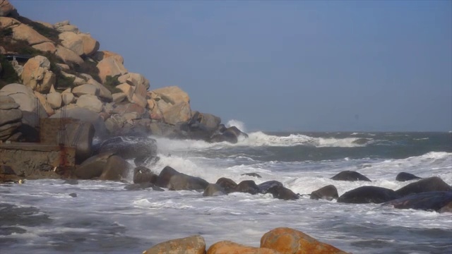 海浪拍打礁石空景视频下载
