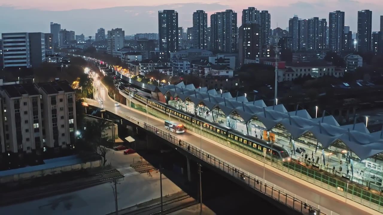 穿行于城市中的轨道交通视频素材