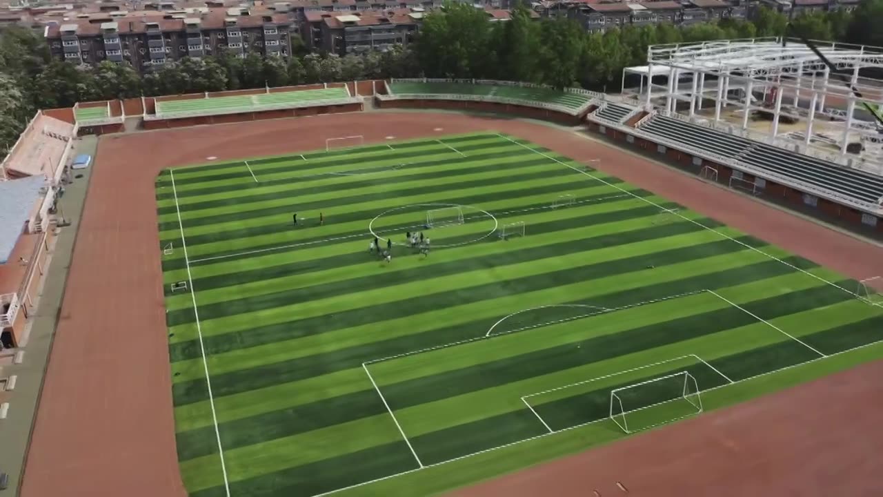 运动场上踢足球的学生视频下载
