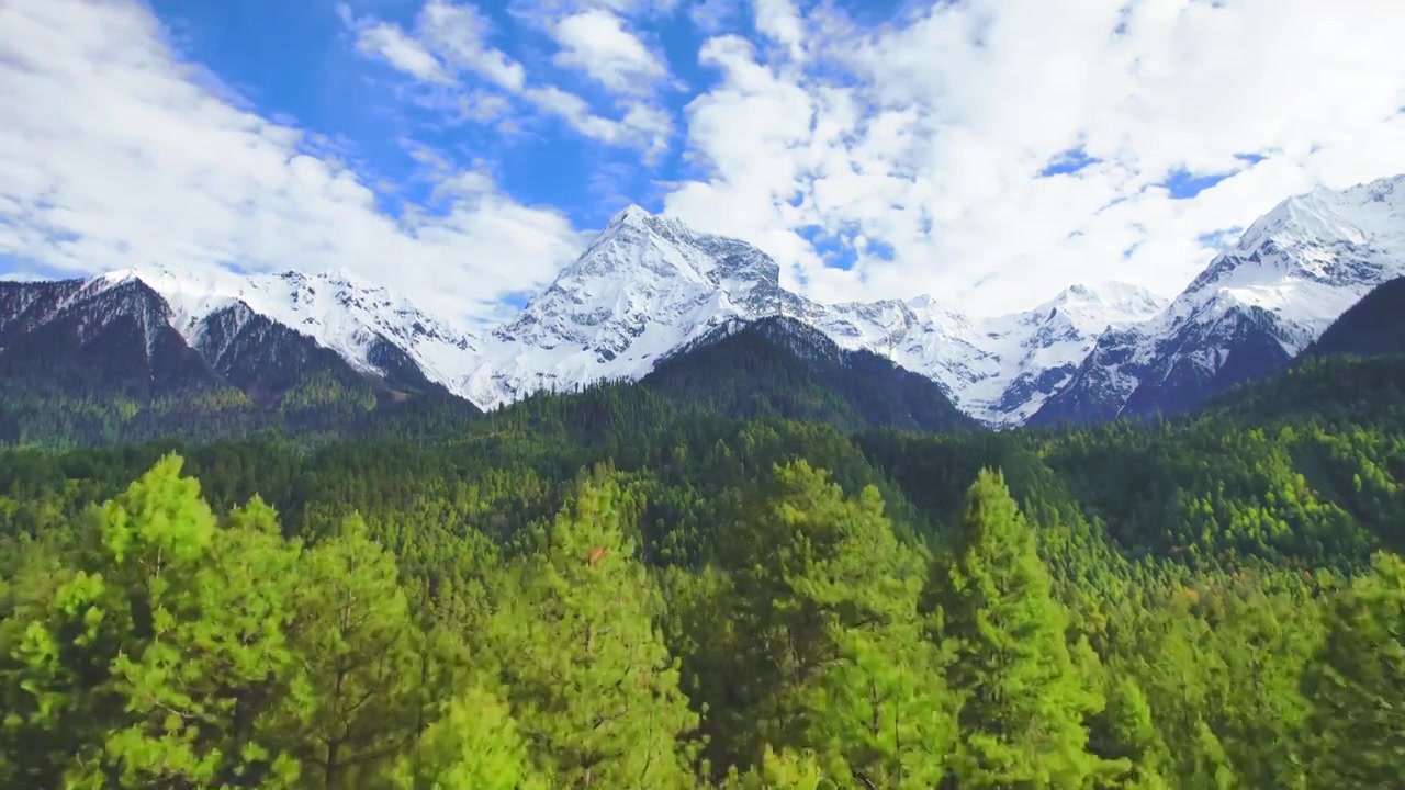 318国道上雪山小镇瑞士田园风光西藏小镇视频下载