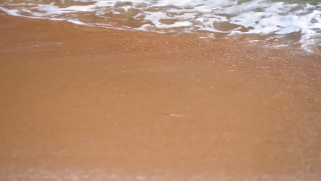 4k慢镜头-海浪打在沙滩上视频下载