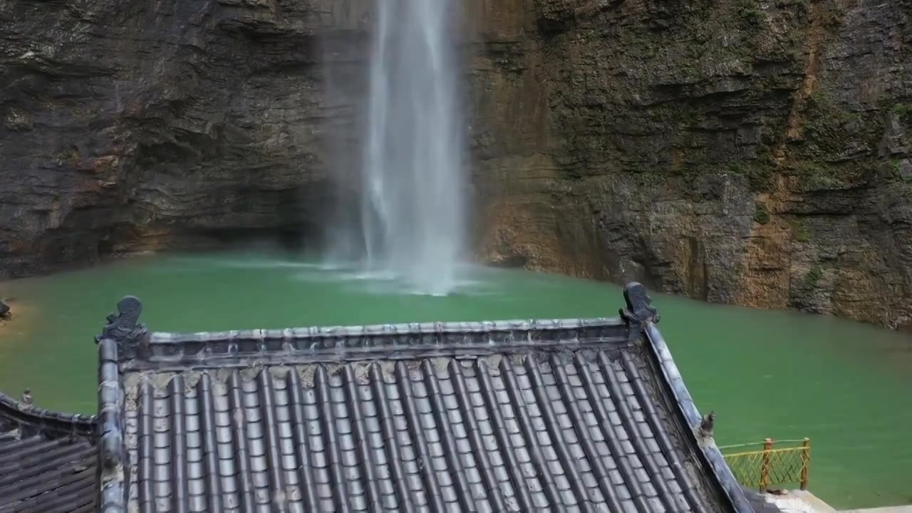湖北省利川市见天坝倾泻而下的瀑布视频素材