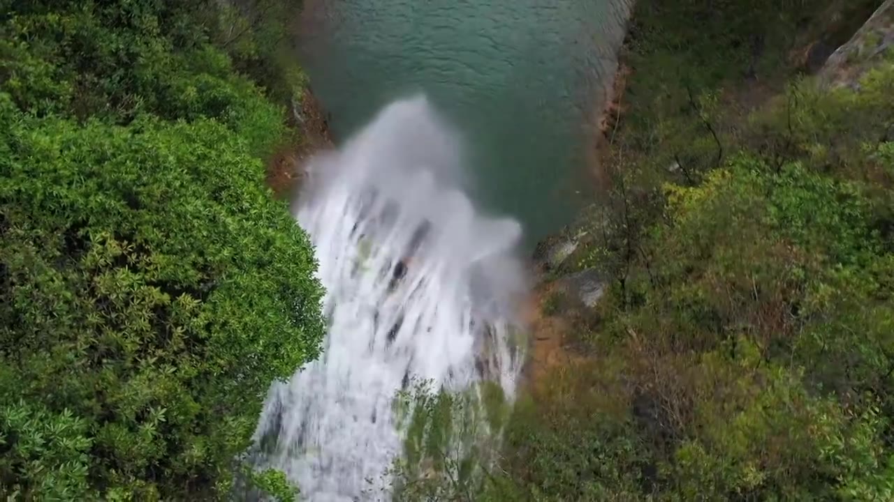 湖北省利川市见天坝倾泻而下的瀑布视频素材