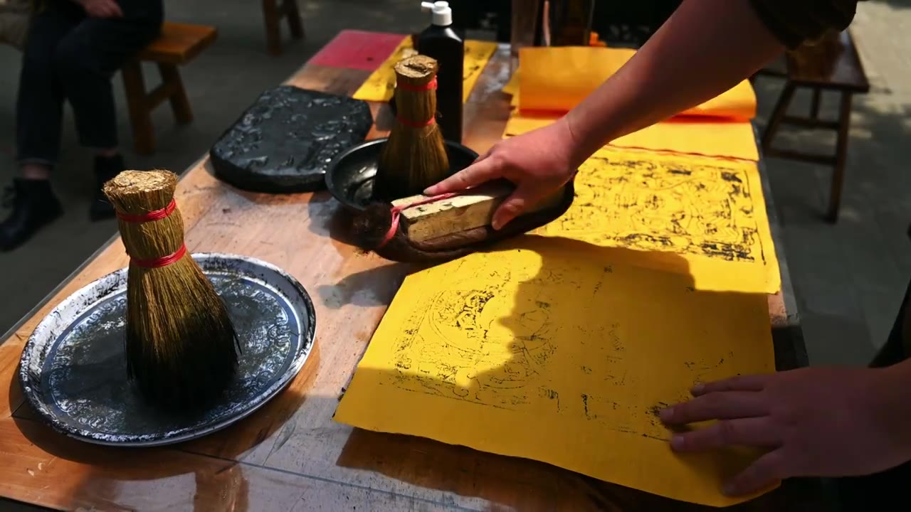 中国开封朱仙镇木版年画制造过程视频素材