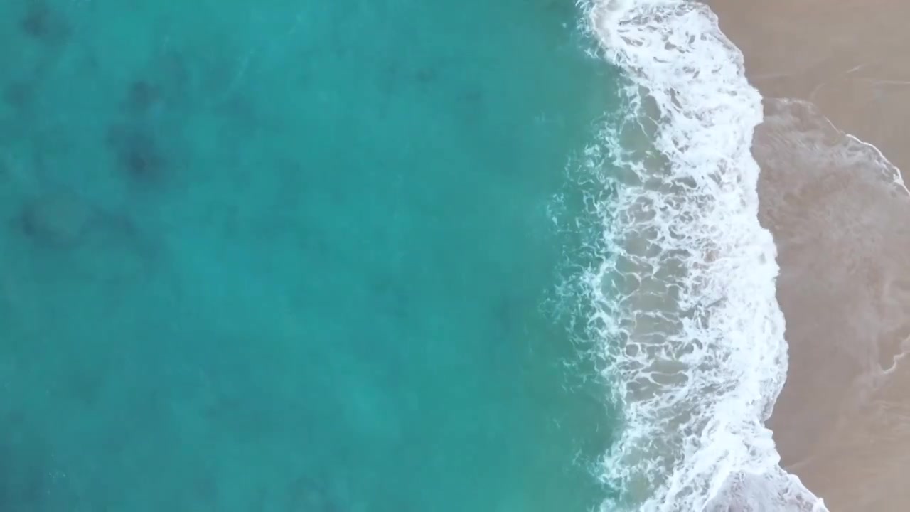 4K航拍视频-从空中俯瞰在海洋中翻滚的海浪视频下载