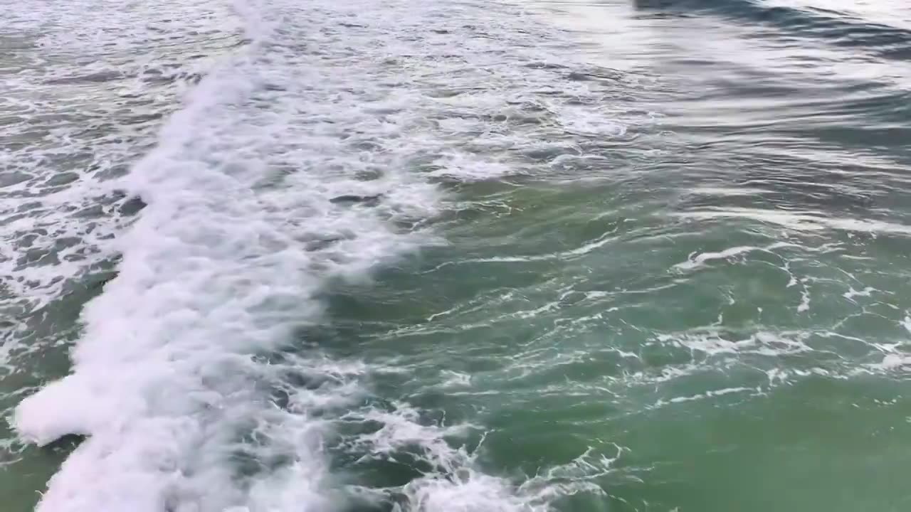4K航拍视频-无人机拍摄海洋中翻滚的海浪视频下载