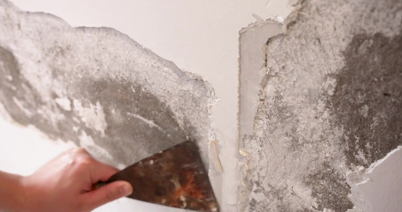 住宅墙面修补：铲平清理破损的墙面视频下载